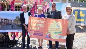 Ehreng&auml;ste mit Plakat zum Kinderlebenlauf