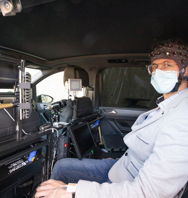 Mann mit medizinischen Sensoren im Test-PKW