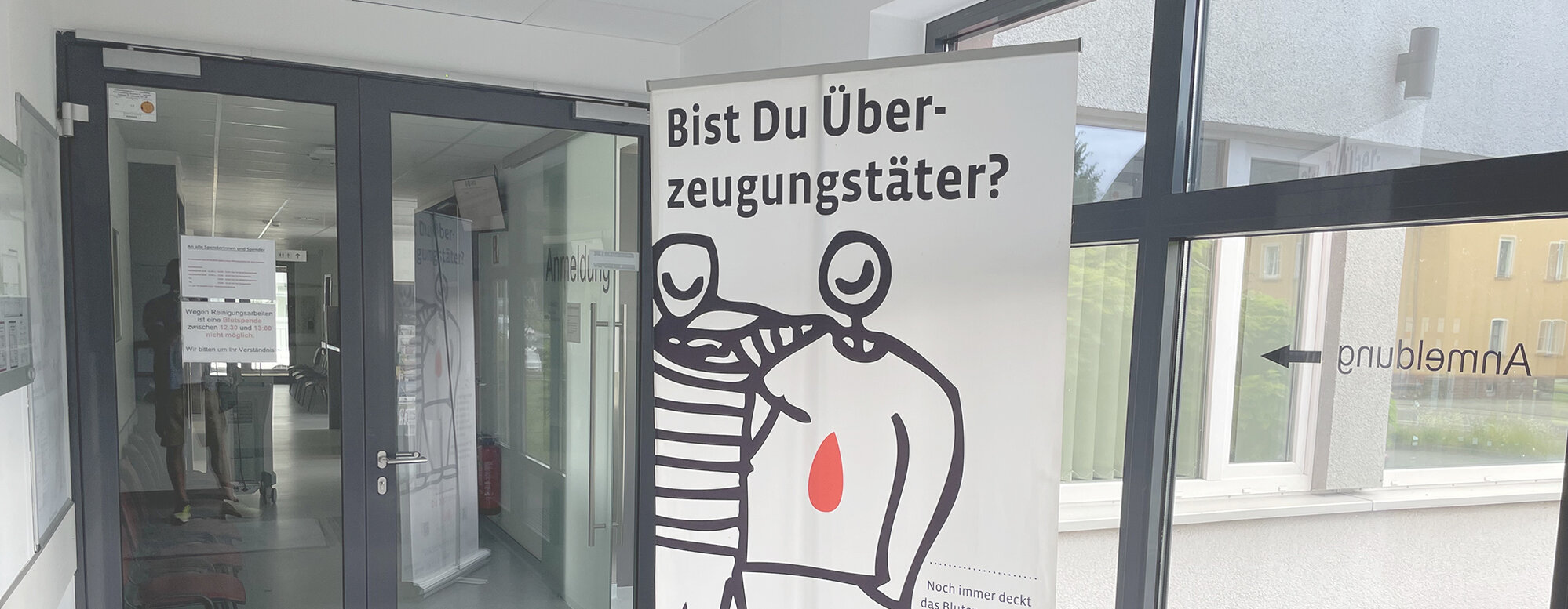 Blutspende-Display im Eingangsbereich