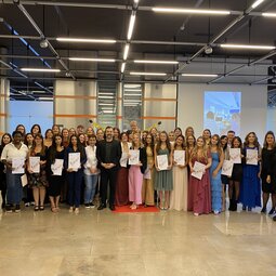 Gruppenfoto examinierte Pflegekr&auml;fte.