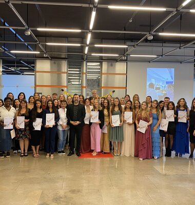 Gruppenfoto examinierte Pflegekr&auml;fte.