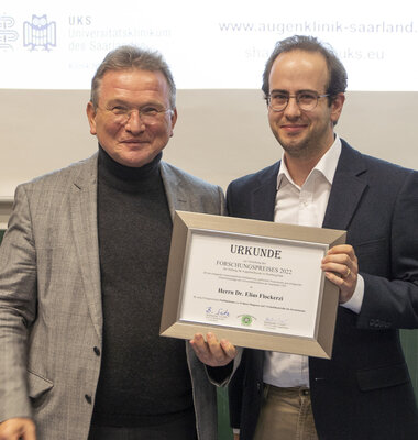 Prof. Dr. Berthold Seitz &uuml;berreicht PD Dr. Elias Flockerzi den Forschungspreis