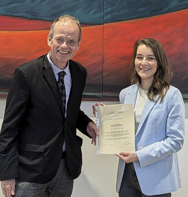 Prof. Dr. Roy Lancaster &uuml;bergab die Auszeichnung f&uuml;r den Calogero-Pagliarello-Forschungspreis an Dr. Julia Zimmermann