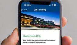 Hand mit Smarthpone
