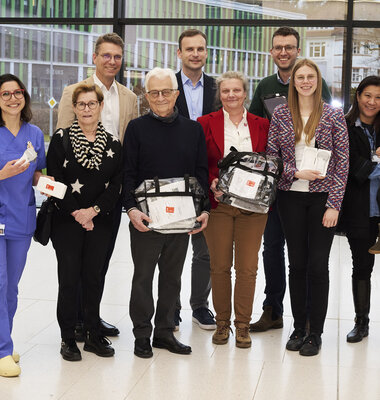 Gruppenbild von der Spenden&uuml;bergabe