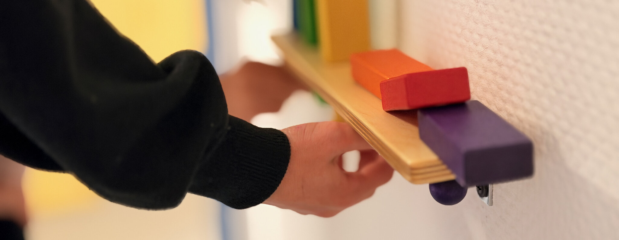 Detail von Spielger&auml;ten an der Wand