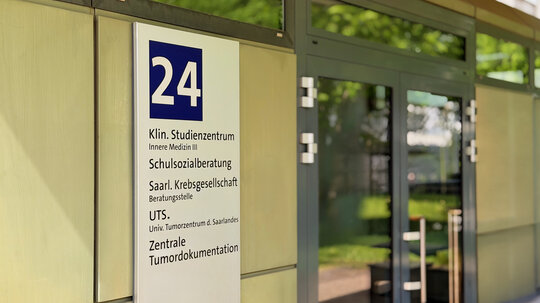 Eingangsbereich mit Schild