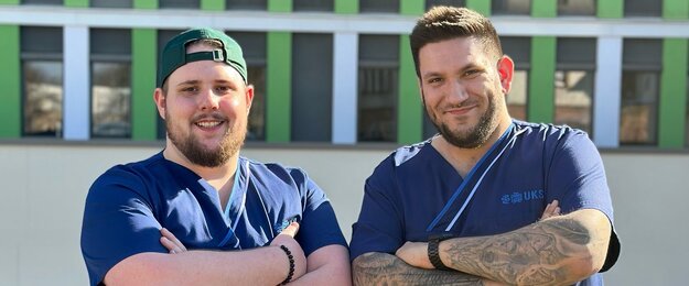 Zwei junge Fachpfleger des UKS