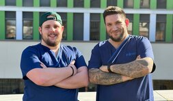 Zwei junge Fachpfleger des UKS