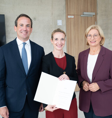 Aufsichtsratsvorsitzender David Lindemann mit Prof. Dr. Dr. Stephanie Tritt und Ministerpräsidentin Anke Rehlinger