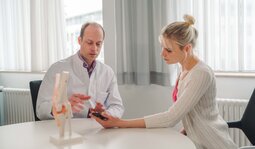 Arzt im Gespr&auml;ch mit Patientin