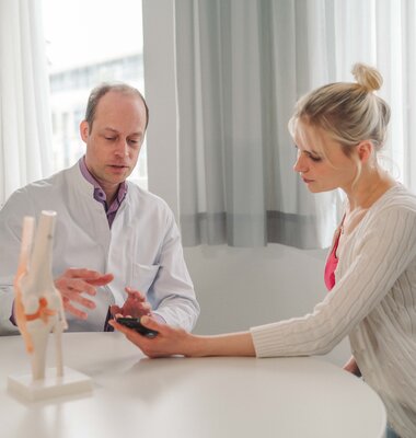 Arzt im Gespr&auml;ch mit Patientin