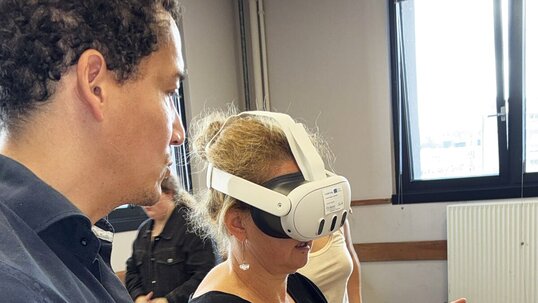 UKS setzt auf VR-Brille gegen Fachkräftemangel in Pflege und Hebammenwesen