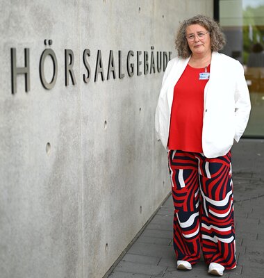 Pflegewissenschaftlerin vor H&ouml;rsaalgeb&auml;ude