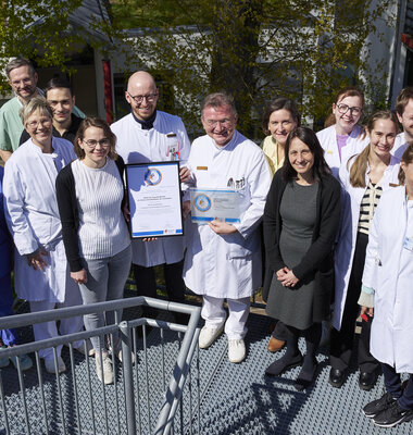 Gruppenbild bei der &Uuml;bergabe des Siegels