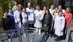 Gruppenbild bei der &Uuml;bergabe des Siegels