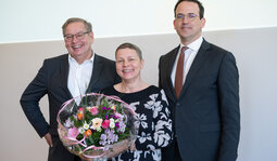 Der scheidende Kaufm&auml;nnische Direktor Ulrich Kerle, seine Nachfolgerin Bettina Rottke und der Vorsitzende des UKS-Aufsichtsrates, David Lindemann, beim Festakt am 21. M&auml;rz.