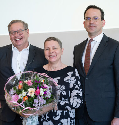 Der scheidende Kaufm&auml;nnische Direktor Ulrich Kerle, seine Nachfolgerin Bettina Rottke und der Vorsitzende des UKS-Aufsichtsrates, David Lindemann, beim Festakt am 21. M&auml;rz.