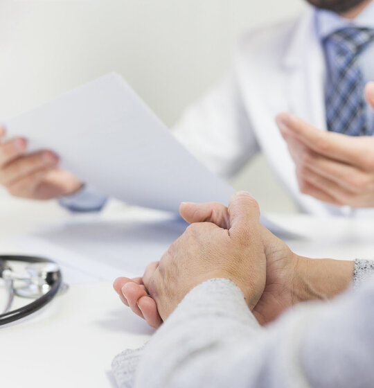 Nahaufnahme Patient im gespr&auml;ch mit einem Arzt