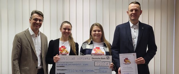 Gruppenfoto von der Spenden&uuml;bergabe