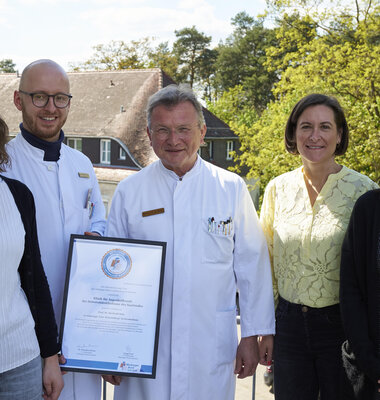 Kleineres Gruppenbild von der &Uuml;bergabe des Siegels