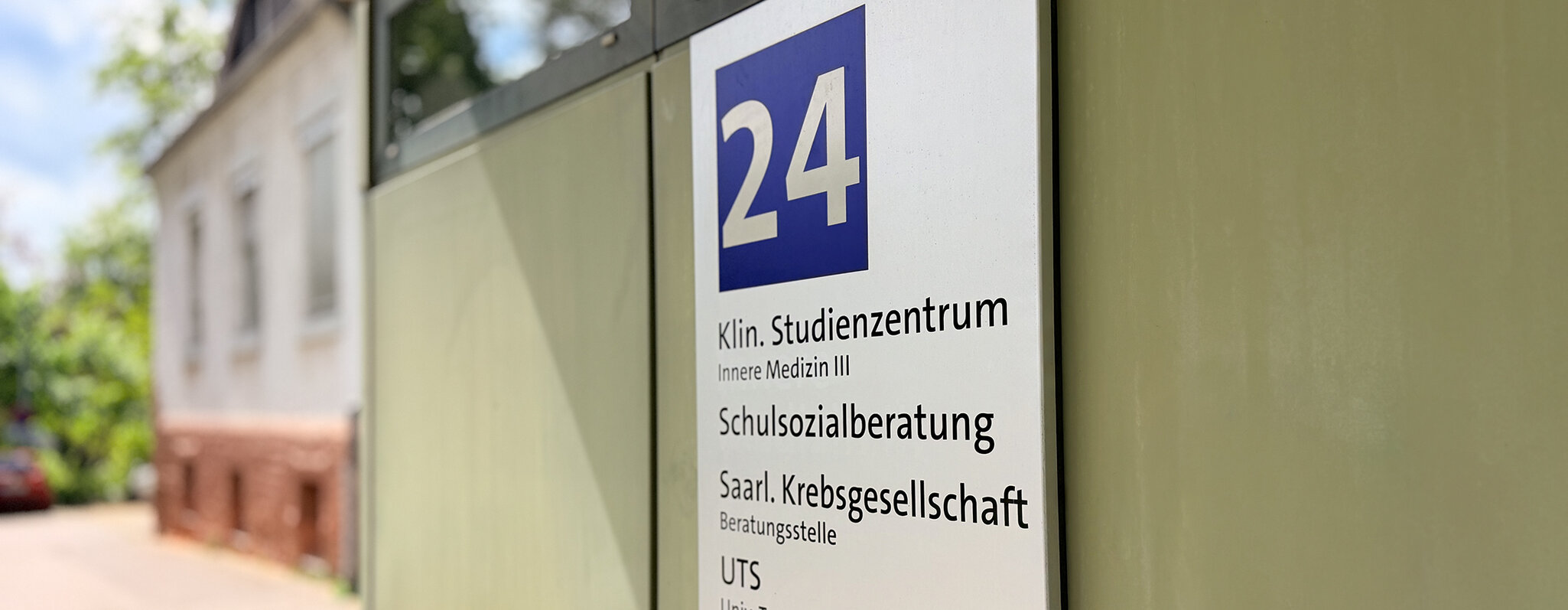 Eingangsbereich mit Schild