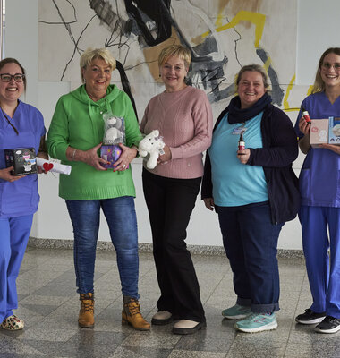 Gruppenfoto von der Spenden&uuml;bergabe