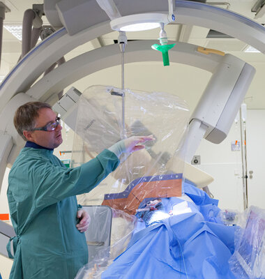 Prof. Scheller im Herzkatheterlabor des UKS