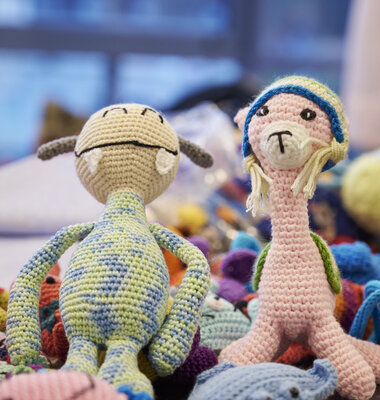 Zwei von den Nadelspielkindern gefertigte Figuren