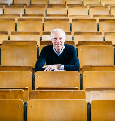 Prof. Dr. Frob&ouml;se sitzt in einem H&ouml;rsaal