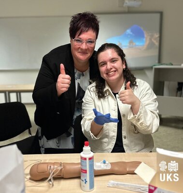 Ein ven&ouml;ser Zugang wurde erfolgreich an einem k&uuml;nstlichen Arm gelegt