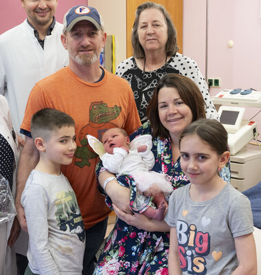 Familie Hamilton mit dem Team der UKS-Frauenklinik