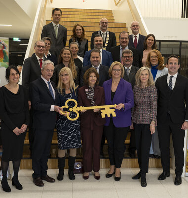 Gruppenfoto von der symbolischen Schlüsselübergabe
