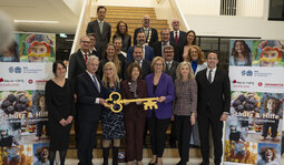 Gruppenfoto von der symbolischen Schlüsselübergabe
