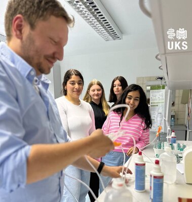Vier M&auml;dchen schauen dabei zu, wie eine Infusion gerichtet wird