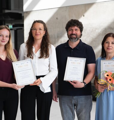 Gruppenbild der Preisträgerinnen und des Preisträgers
