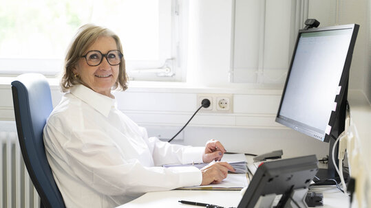 Barbara Neurath sitzt am Computer zur Auswertung der Studien