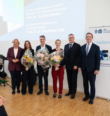 Gruppenbild mit Blumensträußen