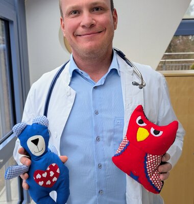 Arzt mit zwei Pl&uuml;schtieren